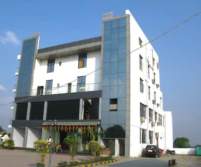 https://imgcld.yatra.com/ytimages/image/upload/t_hotel_yatra_city_desktop/v1437043314/Domestic Hotels/Hotel_Bhagalpur/Vaibhav Highway Inn/IMG_9993_1.jpg